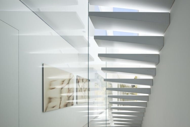 schwebende Treppen -weiss-modern-design-dreieck-form-kunst-bilder-glaswand