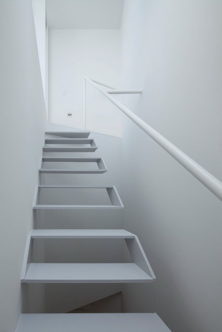 schwebende Treppen -weiss-stufen-futuristisch-handlauf-waende-minimalistisch