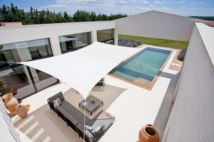 Sonnenschutz für Terrassen -flexible-loesungen-sonnenschirm-markise-sonnensegel