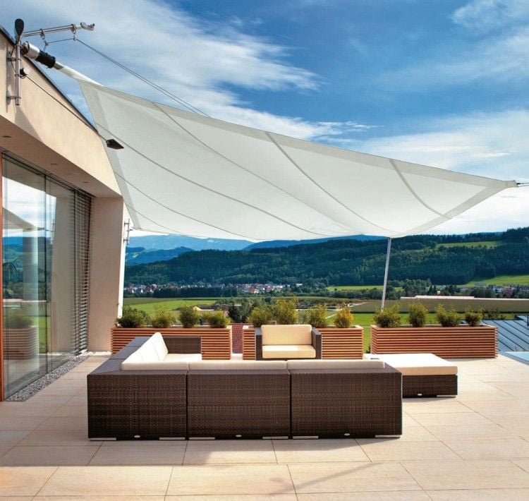 Sonnensegel als Sonnenschutz -styria-terrasse-gartenmoebel-aussen-naturstein-boden-glaswand-weiss