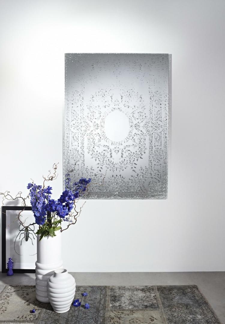 spiegel design wand deko vase blumen lila