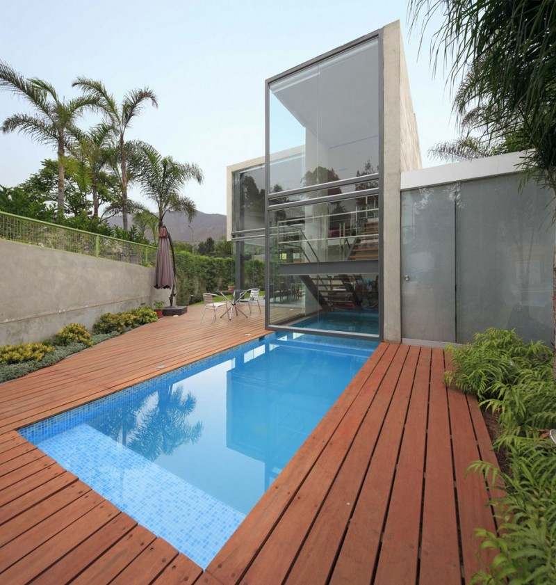 swimming-pool-modern-holz-terrassendielen-pflanzen-umrandung