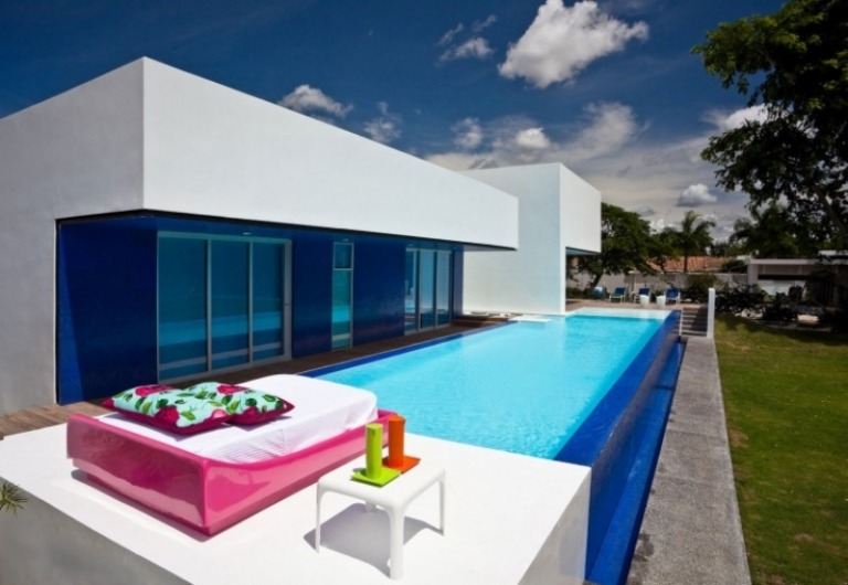 swimming-pool-glaswande-lounge-bett-pink