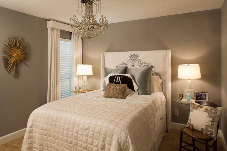 taupe-wandfarbe-schlafzimmer-klein-creme-polsterbett-vorhang