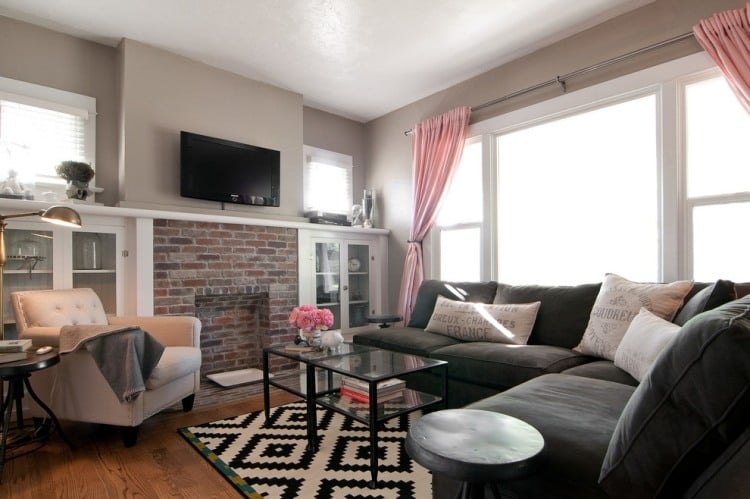 taupe-wandfarbe-wohnzimmer-rosa-akzente-graue-sofa