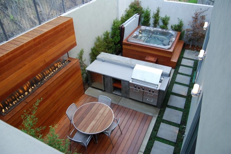 terrassengestaltung-bilder-schmaler-raum-holz-gaskamin-outdoor-kueche-whirlpool