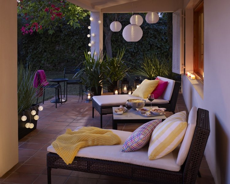 Terrassen- und Gartengestaltung-fliesen-bodenbelag-gartenliegen-rattan-lichterketten-papierlampen