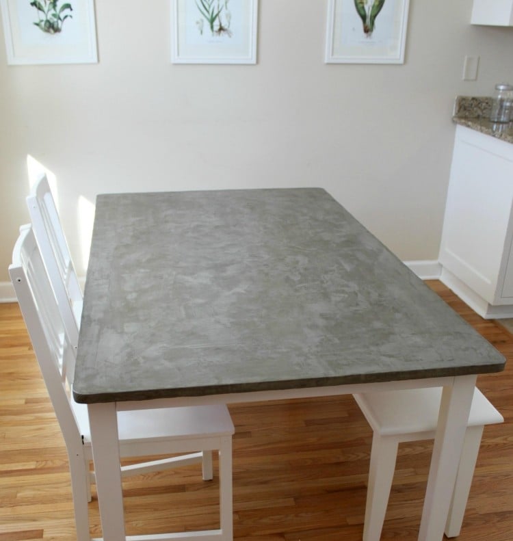 Tisch in Betonoptik selber-machen-tischplatte-spachteln-weisse-stuehle