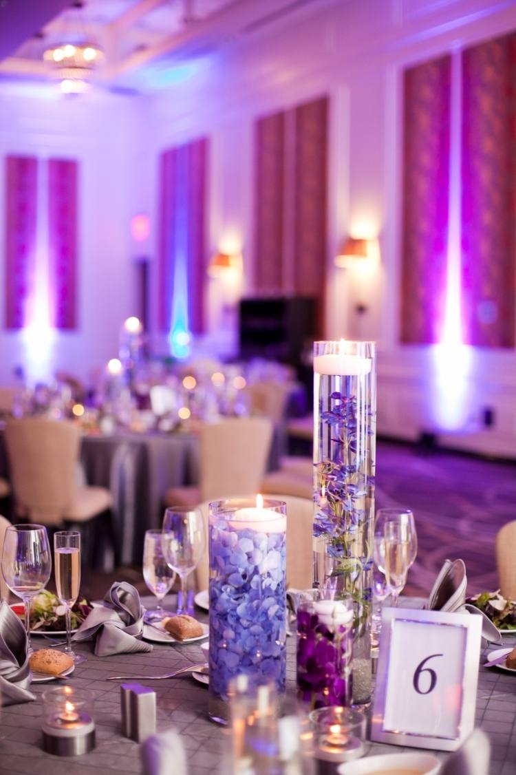 Tischdeko mit Hortensien -hochzeit-violett-lila-blueten-teelicht-wasser-kerzen-tischdecke-grau