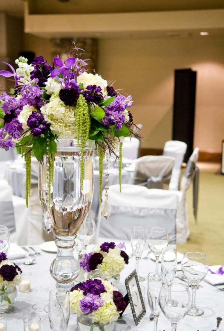 Tischdeko mit Hortensien -hochzeit-weiss-violett-kontrast-vase-kristall-klein-blumenstraeusse