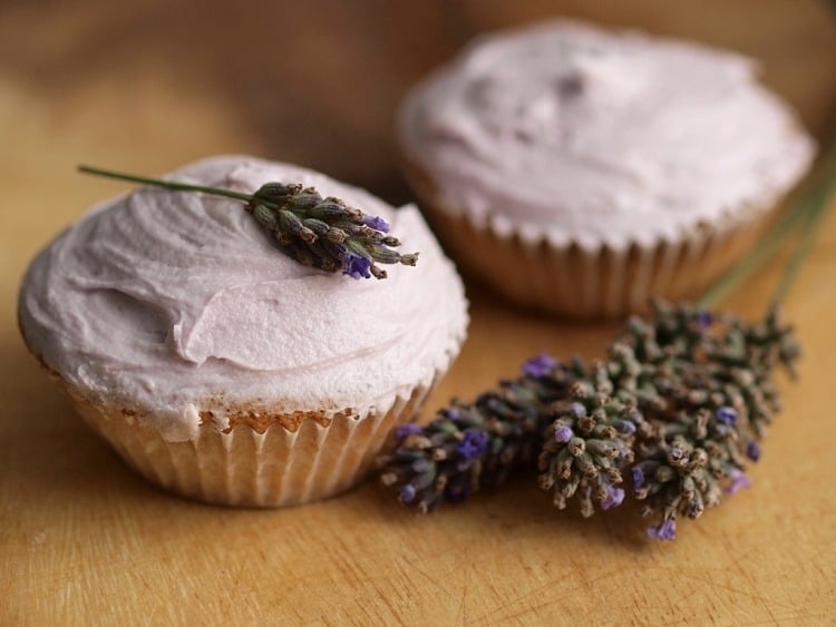 tischdeko-lavendel-halme-violette-cupcakes-glasur-