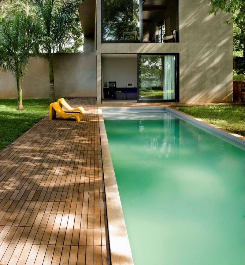 traumgarten-pool-terrasse-gelbe-sonnenliegen