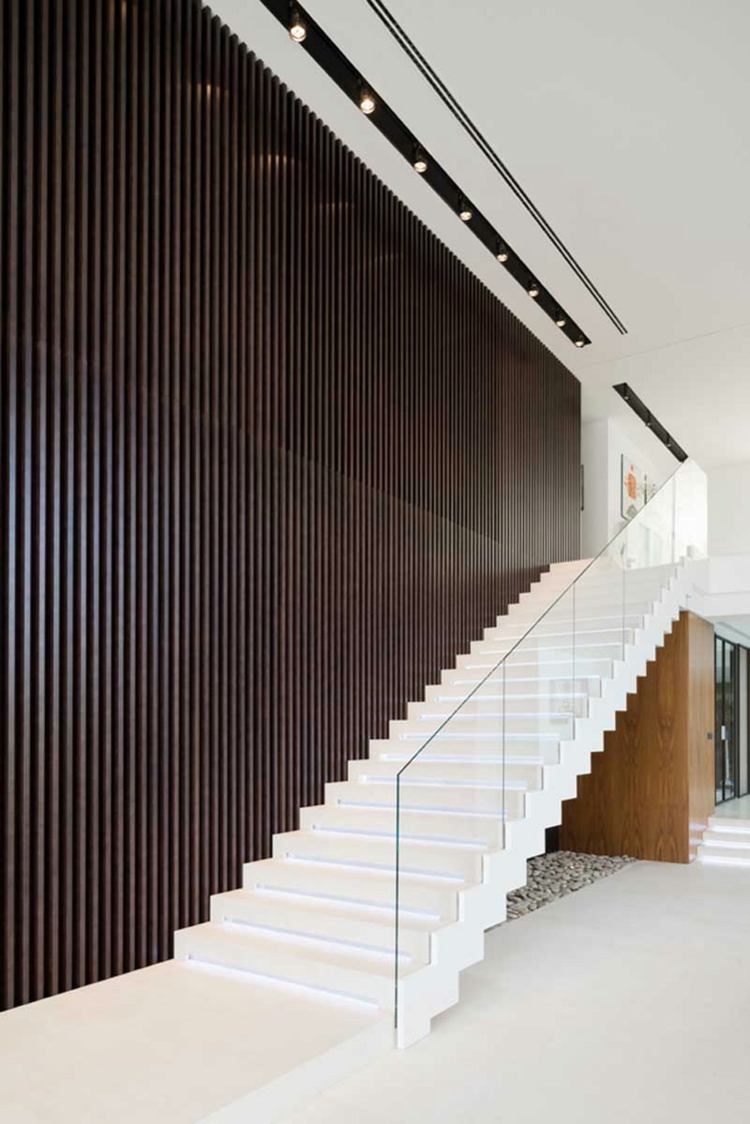 treppe in minimalistischem stil gelaender glas holzleisten wandverkleidung