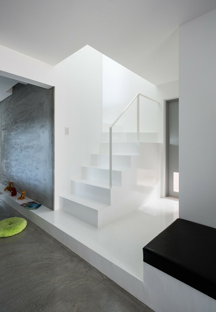 treppe minimalistischem stil japan haus weiss glasgelaender beton