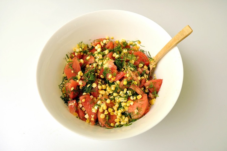vegane rezept für salat mit mayonnaise holz loeffel mais tomate dill