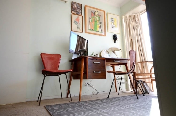 vintage-deko-moebel-arbeitsplatz-schreibtisch-stuhl-teppich-bilder-bildschirm