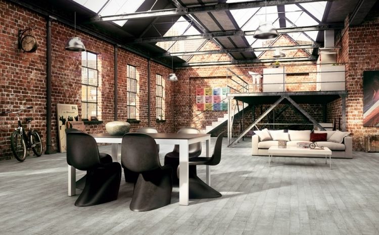 vintage-deko-moebel-industriedesign-loft-pantonchair-schwarz-ziegelwaende-achfenster-couch