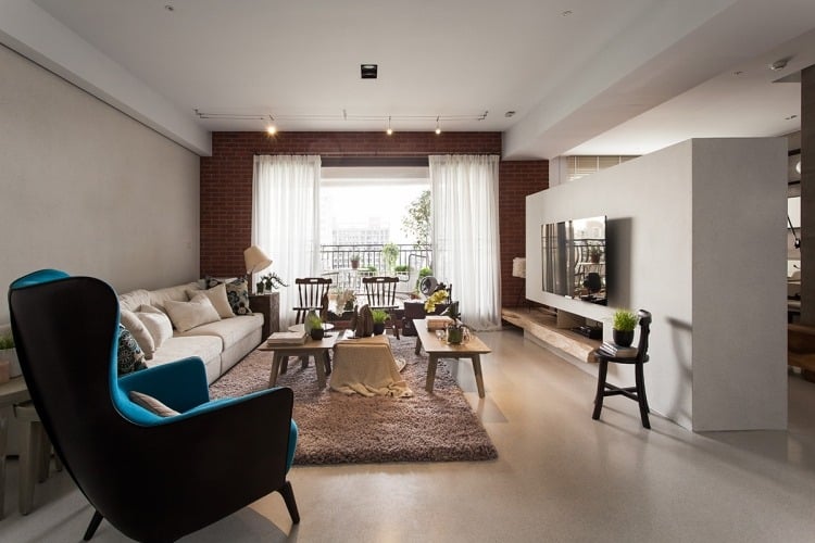 vintage-deko-moebel-wohnzimmer-modern-designklassiker-ziegelwand-holzstuehle
