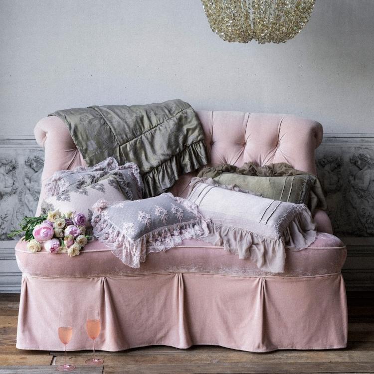 Wandfarbe Grau -kombinationen-rosa-pastellfarben-spitze-blumen-samt-couch-kronleuchter