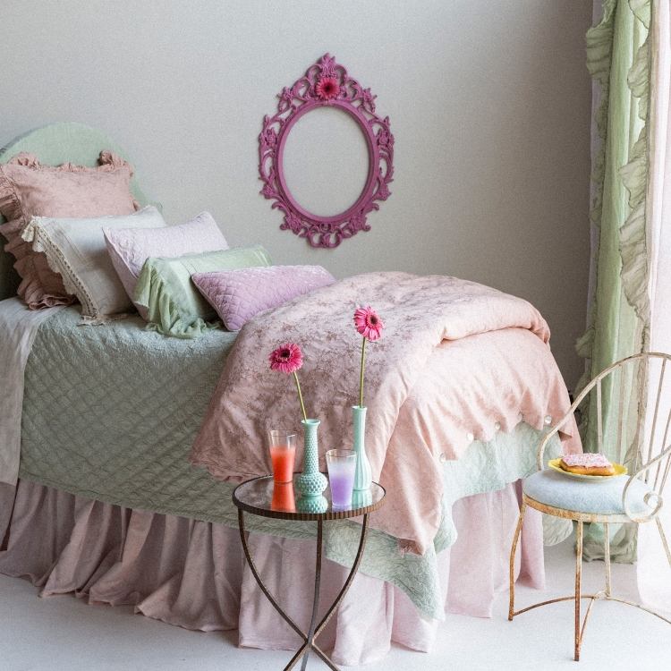 wandfarbe-grau-kombinationen-rosa-zart-schlafzimmer-bettwaesche-spiegel-pink