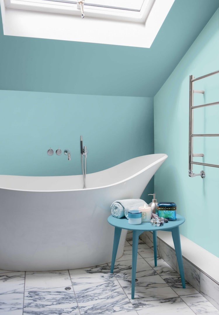 wandfarbe-teurkis-badezimmer-badewanne-marmorboden-nebentisch-weiss-dachfenster-armatur