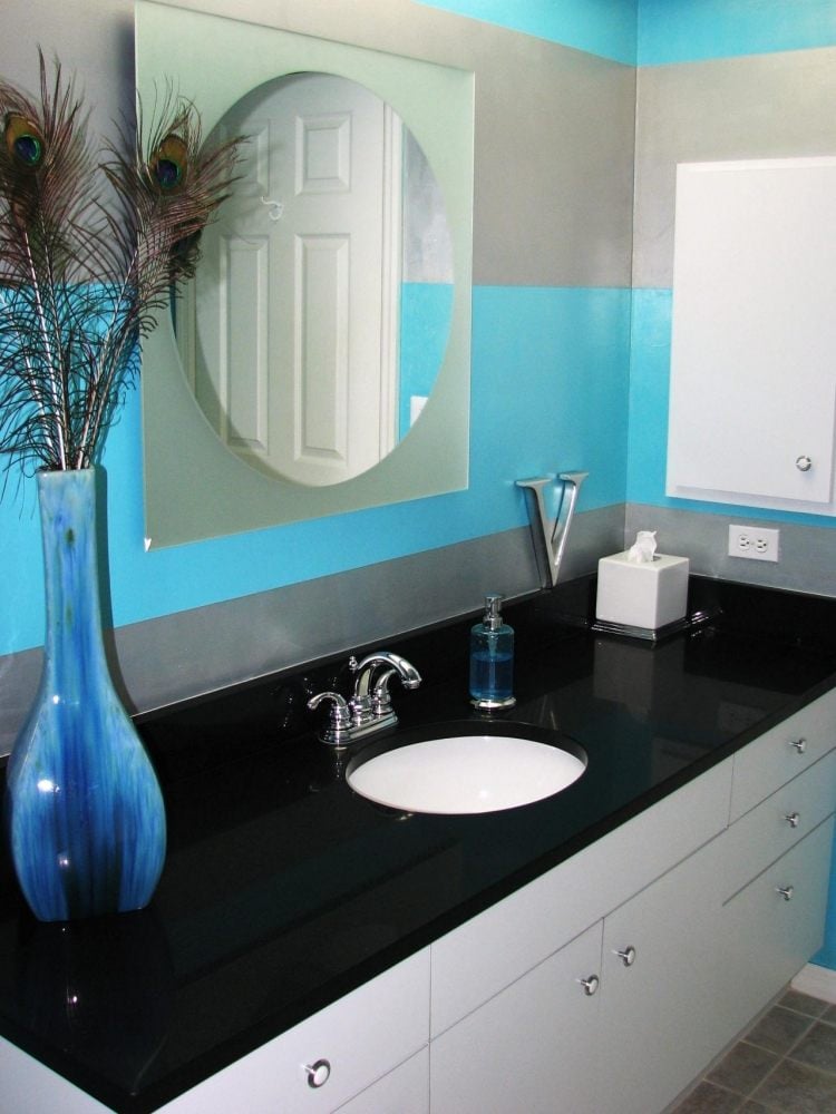 wandfarbe-teurkis-badezimmer-waschunterschrank-weiss-waschtisch-schwarz-spiegel-rund-quadratisch-deko-grau