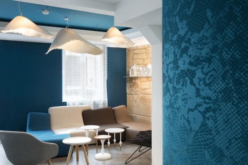 Wandfarbe Türkis -wohnbereich-couch-module-hocker-weiss-leuchten-organisch-modern