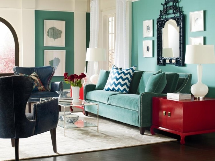 wandfarbe-teurkis-wohnbereich-couch-sessel-samcouchtisch-glas-teppich-weiss