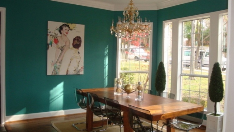 Wandfarbe Türkis -wohnbereich-exxzimmer-tisch-stuehel-freischwienger-kronleuchter-kristall-sprossenfenster-bild