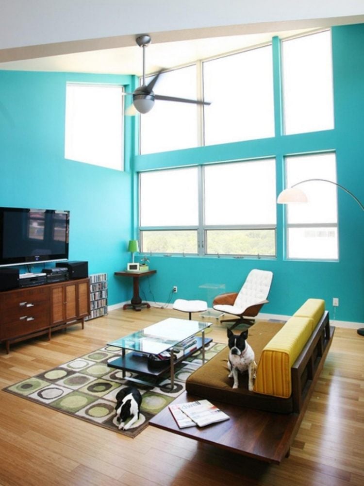 Wandfarbe Türkis -wohnbereich-loft-60er-parkettboden-tvkonsole-teppich-muster-hunde