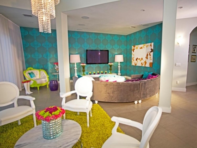 Wandfarbe Türkis -wohnbereich-muster-couch-rund-weiss-polsterstuehle-kronleuchter kristall