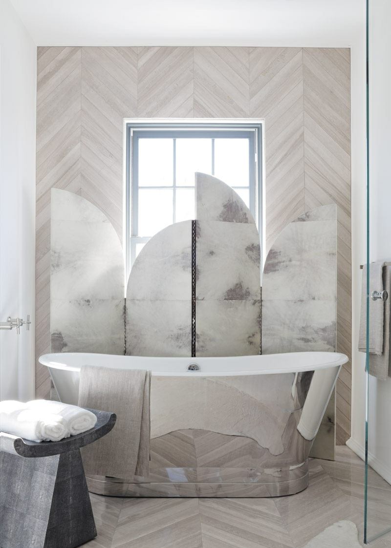 wandgestaltung im bad grau fliesen fischgraete muster badewanne marmor raumteiler