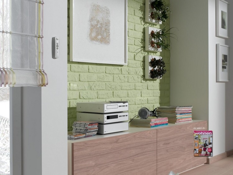 wandgestaltung-wohnzimmer-verblendsteine-ziegeloptik-gruen-gestrichen