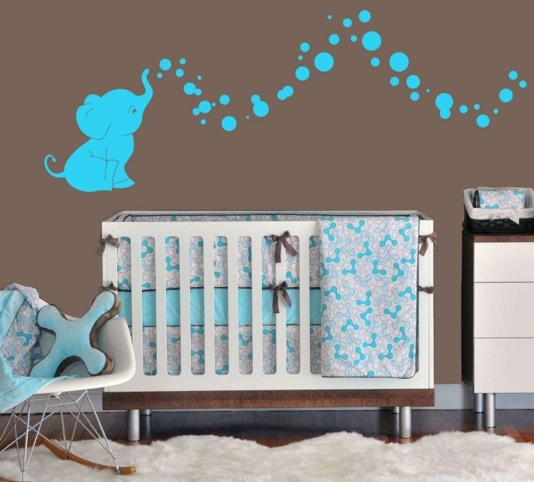 Wandtattoos fürs Babyzimmer -braun-tuerkis-wandgestaltung-elefant-klein-babybett-modern-fellteppich
