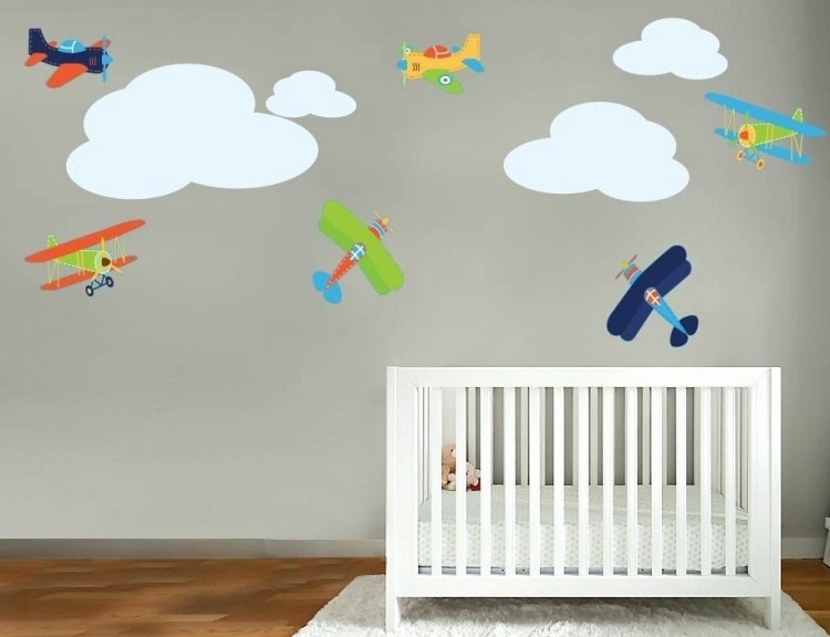 wandtattoo-babyzimmer-himmel-flugzeuge-wolken-babybett-weiss-teppich