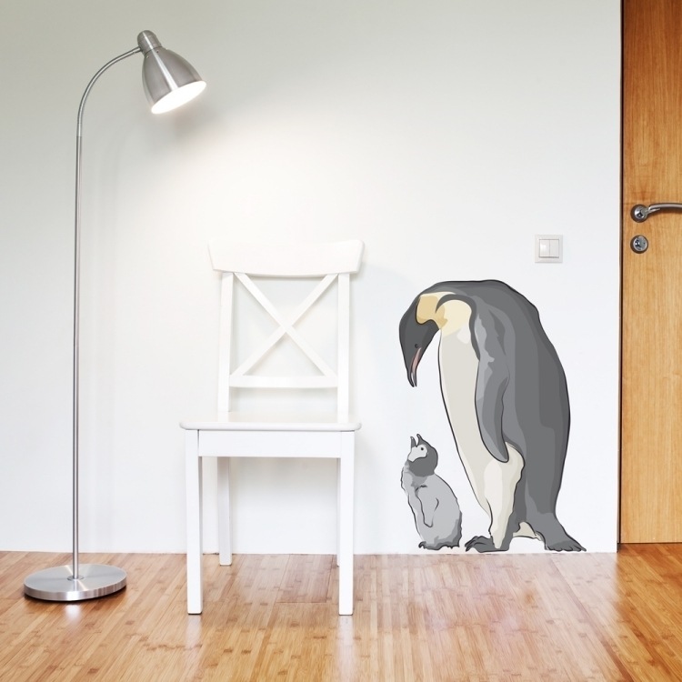 Wandtattoos fürs Babyzimmer -pinguine-mutter-kleines-stehlampe-stuhl-holzboden