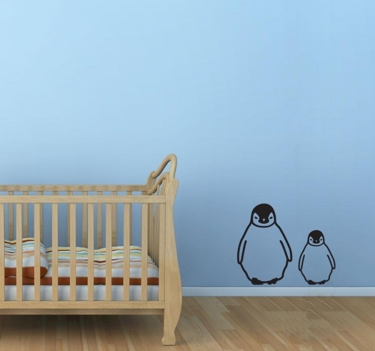 wandtattoo-babyzimmer-pinguine-schwarz-hellblau-wand-babybett-holz