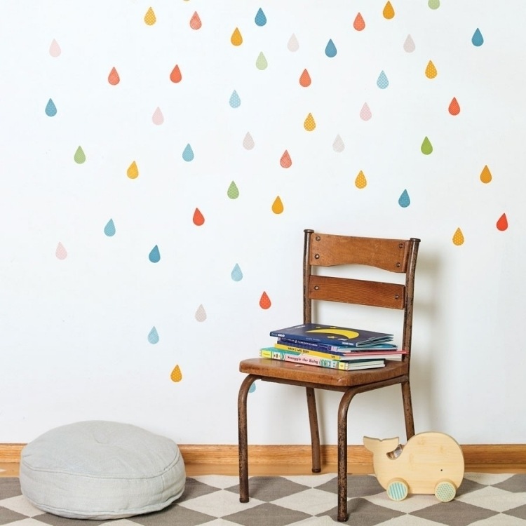 Wandtattoos fürs Babyzimmer -tropfen-regen-regenbogen-farben-stuhl-sitzkissen-wand