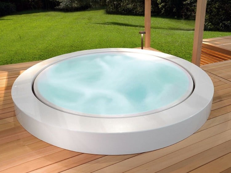 Outdoor Whirlpool -minipool-zucchetti-rund-weiss-holzboden-outdoor-luxus