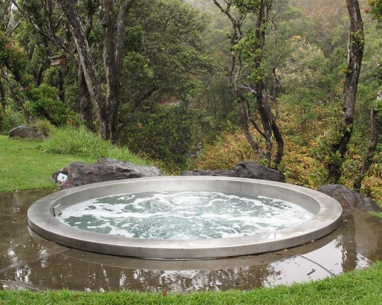 whirlpool-garten-outdoor-klein-spa-rund-eingebaut-boden-gestein-