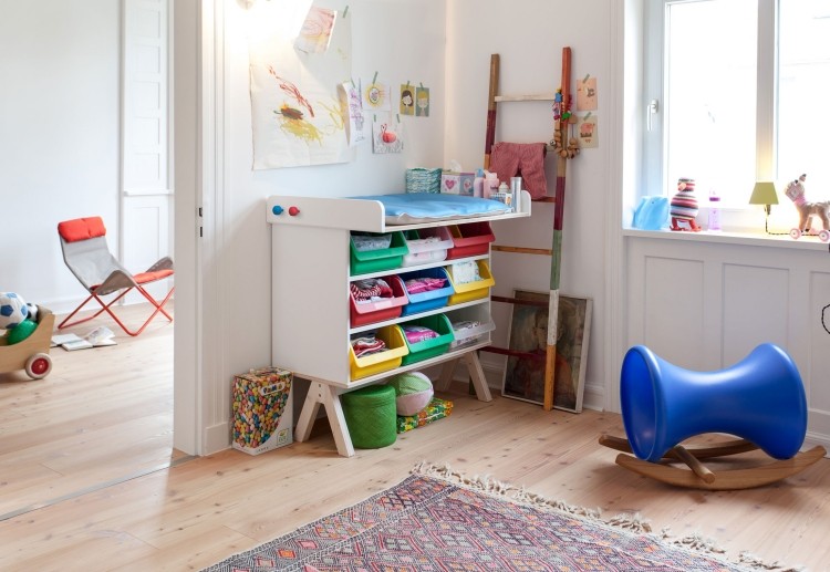 Wickelkommode im Babyzimmer -FAMILLE-GARAGE-bunt-schubladen-faecher-interessant-modern-design