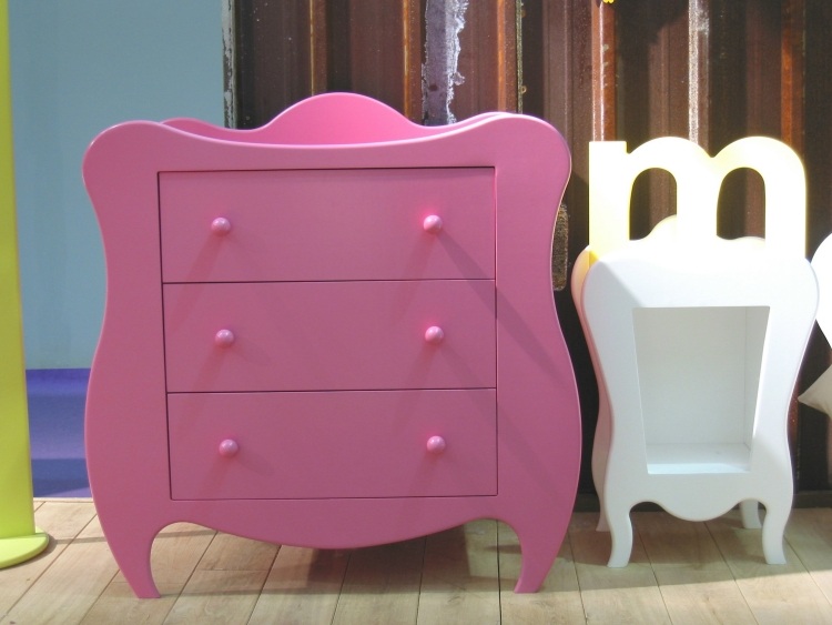 Wickelkommode im Babyzimmer -gewoelbt-form-schubladen-volute-pink-mathy-bols