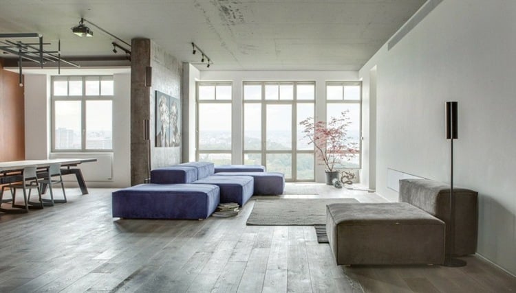 wohnung akzent wand rost wohnzimmer einrichtung sofa lila grau teppich