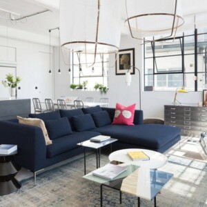 wohnung im industriellen stil couch wohnzimmer dunkelblau couchtisch teppich