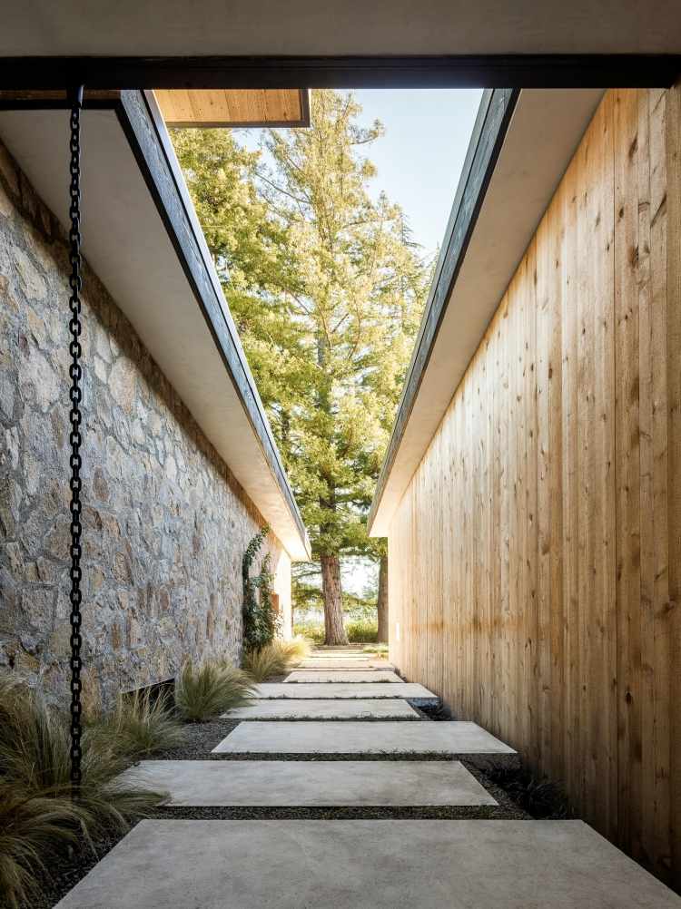 zedernholz-naturstein-mauer-gehweg-betonplatten-grauer-splitter