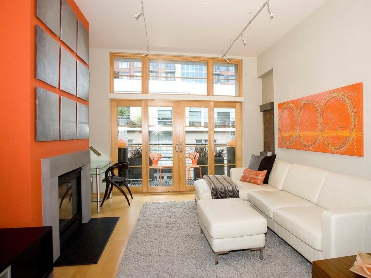 zimmer-streichen-wohnzimmer-orange-kaminofen-couch-weiss-fenster