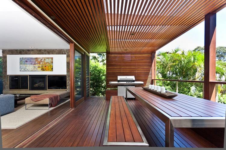 Balkon Sichtschutz aus Holz Boden-Ueberdachung-Trennwand-moderne-Idee