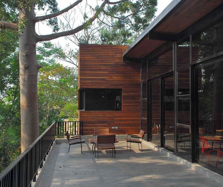 Balkon-Sichtschutz-Holz-Fassade-schirmt-Terrasse-ab