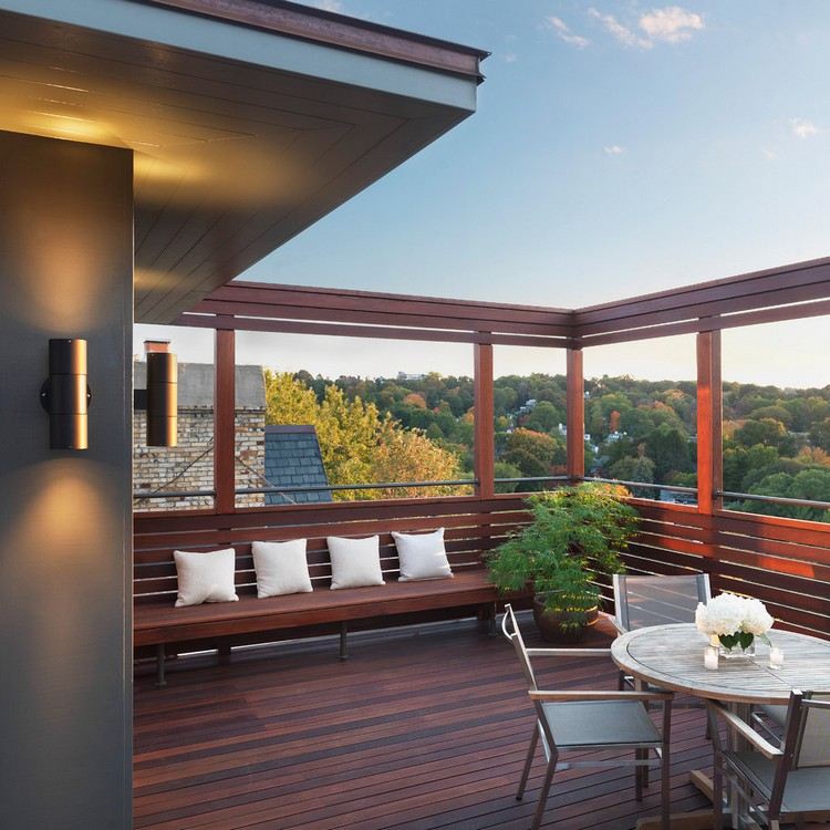 Balkon-Sichtschutz-Holz-Gartenbank-moderne-Gestaltung-Idee