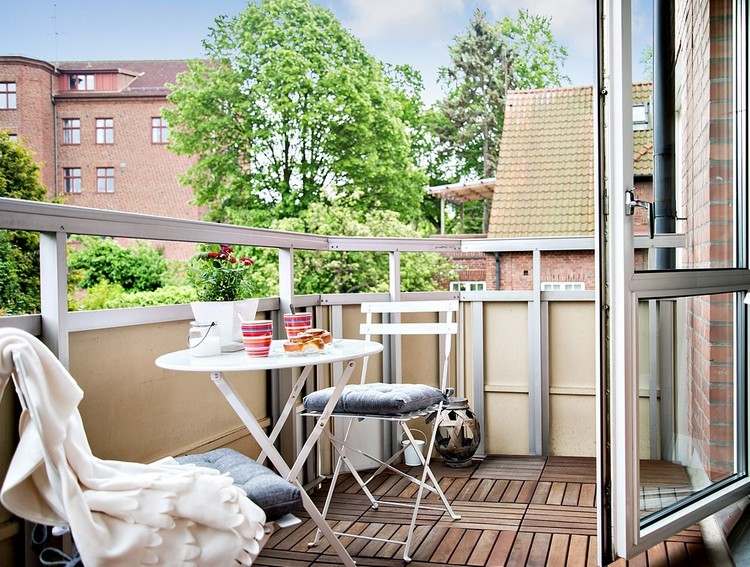 Balkon-Sichtschutz-Holz-Paneele-befestigen-Bodenfliesen-warm